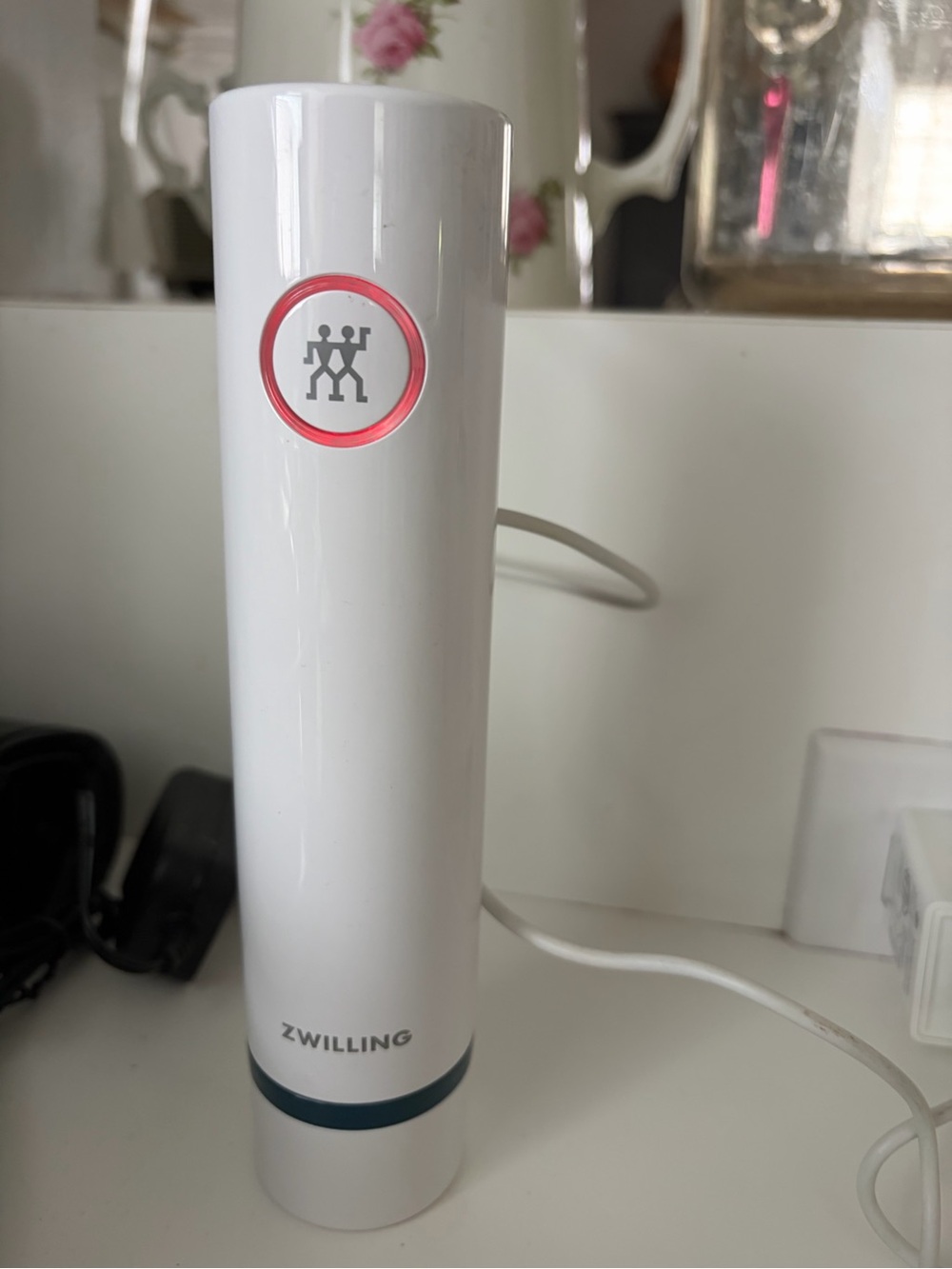 Zwilling La mer vacuum pump in White with Teal Accent